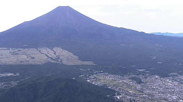 空中，藤吉田市和富士山，山梨县，日本视频素材