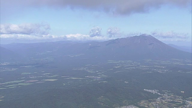 日本岩手山周围的天线视频素材