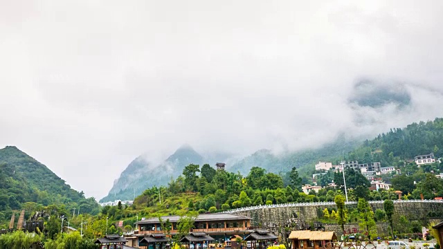 风景优美的部落村庄在山谷中的早晨，时光流逝视频视频素材