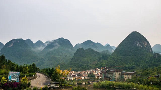 美丽宁静的山谷之间的山脉在早上，时间流逝视频视频素材