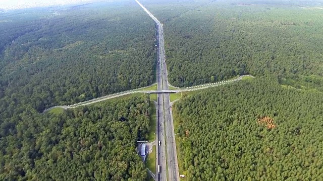 公路上交通的鸟瞰图视频素材