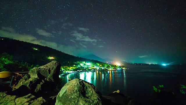 时光流逝的阿米德港的夜晚和巴厘岛的最高点，阿贡火山是在印度尼西亚的背景可见视频素材