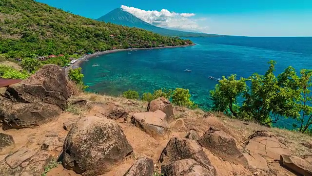 从阿米德村，印尼巴厘岛，阿贡火山和海的风景延时。视频素材