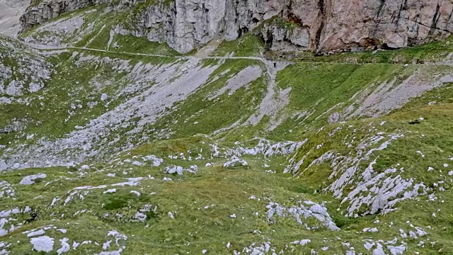 空中男性跑步者在高山上的公路上跑步视频素材