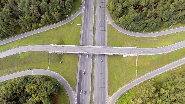 公路上交通的鸟瞰图视频素材