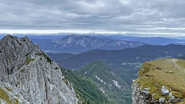 空中男性跑步者跑上山脊，山下山谷美景尽收眼底视频素材