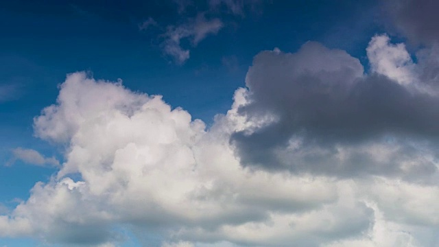 时间流逝4k格式运动的云与风暴与天空和云雨视频素材