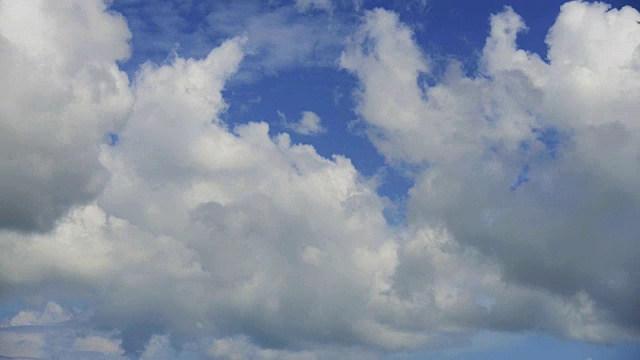 时间流逝全高清格式运动云与暴风雨与天空和云雨视频素材