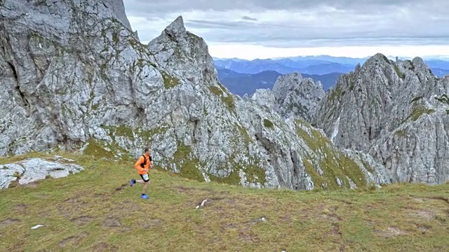 一名男子在高山山脊边跑马拉松视频素材