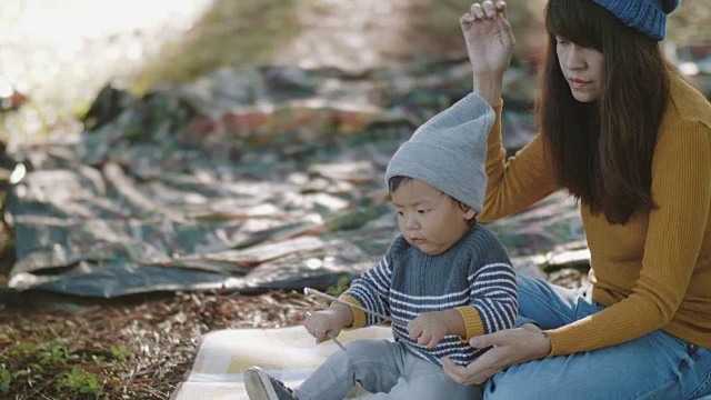 亚洲父母与男婴在露营旅行视频素材