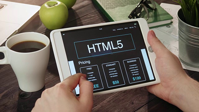 使用数字平板电脑检查html5信息视频素材