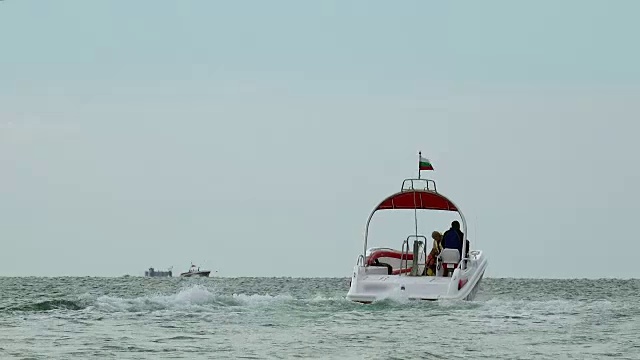 小游艇在海面上漂浮视频素材