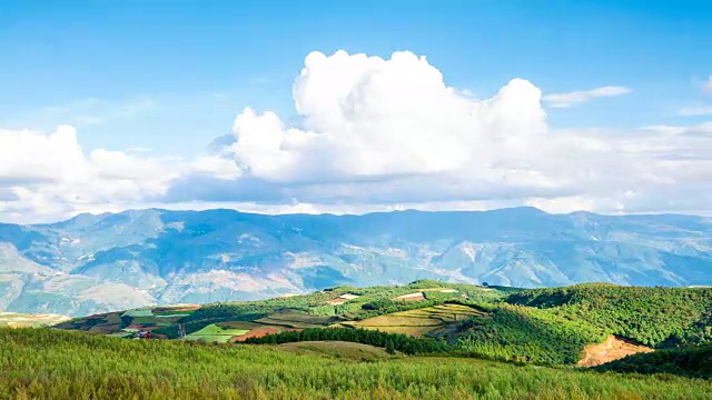 在蓝天的映衬下，延时拍摄美丽的七彩山和山脉视频素材