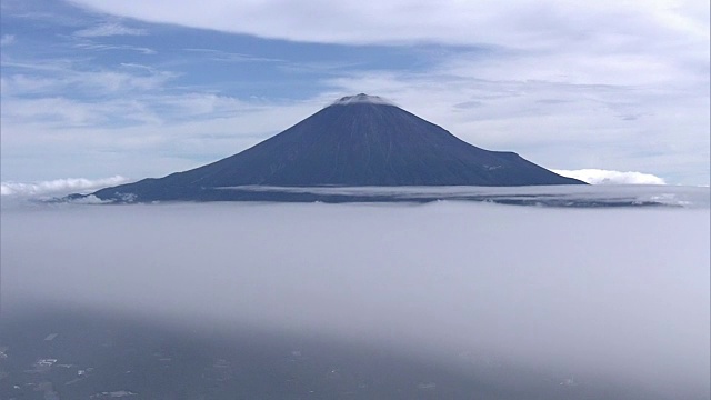 日本静冈县富士山的空中摄影视频素材