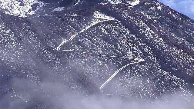 日本，富士山上布满了雪视频素材