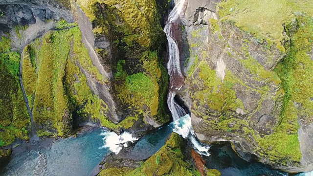 鸟瞰风景如画的Fjadrargljufur峡谷视频下载