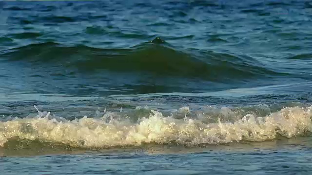 海浪近景，低角度观视频素材