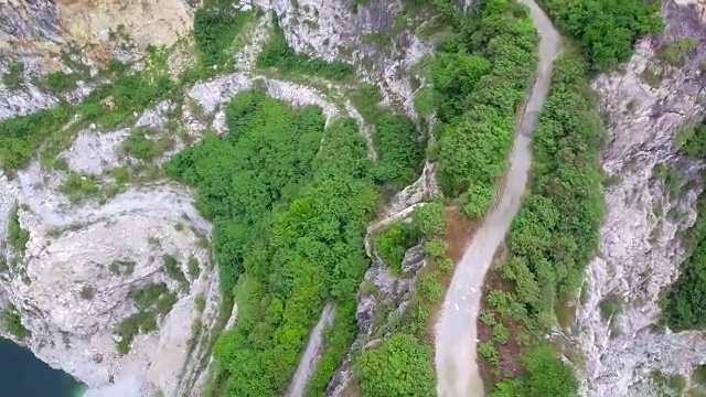 鸟瞰泰国春武里大峡谷公路视频素材