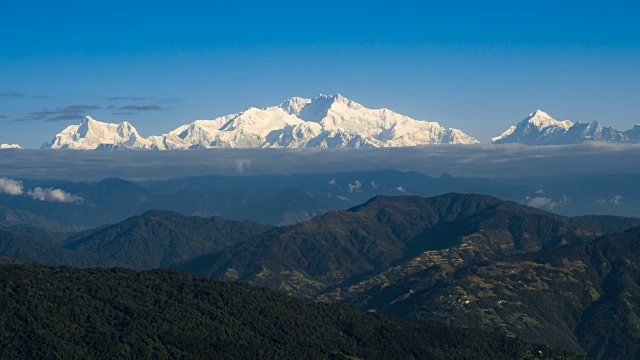 康城章嘎山高，云雾缭绕视频素材