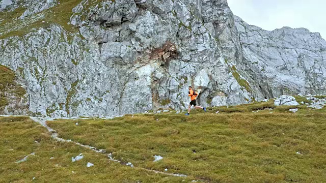 空中男子跑马拉松穿越山脊视频素材