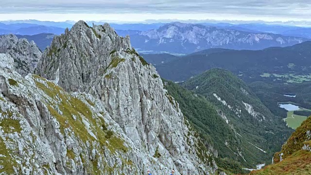 空中男子跑到山边，举起双手视频素材