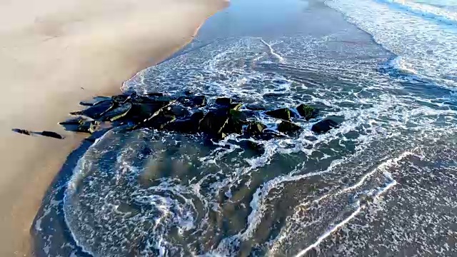 海浪沿着水边的岩石，鸟瞰图视频素材