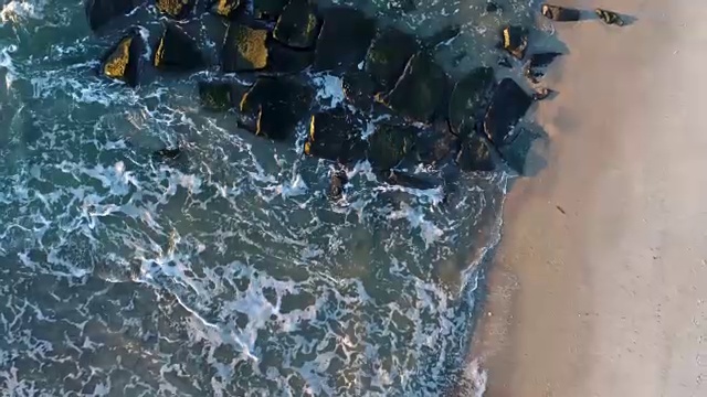 海浪在水边岩石之上，鸟瞰图视频素材