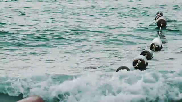 浮标绳障在波涛汹涌的海面上带着浮子视频素材