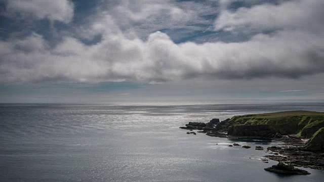 海岸景观看着对面波光粼粼的北海水域没有小丑逾越节的头陆地在斯特拉斯坦湾视频素材