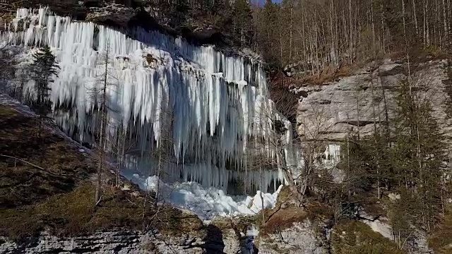 空中山河瀑布在冬天结成了数百条白色冰柱视频素材