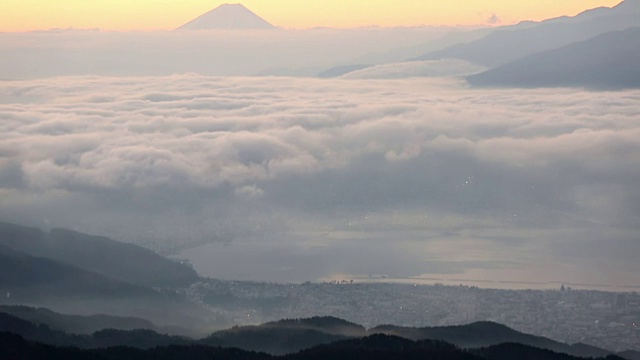 日本长野高博内富士山和须和湖的倾斜鸟瞰图视频素材