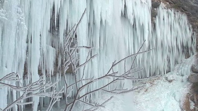 近距离观察:雪山中的冬季仙境，满是冰冻的闪闪发光的冰柱视频素材