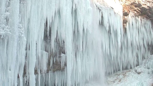 近距离观察:雪山中的冬季仙境，满是冰冻的闪闪发光的冰柱视频素材