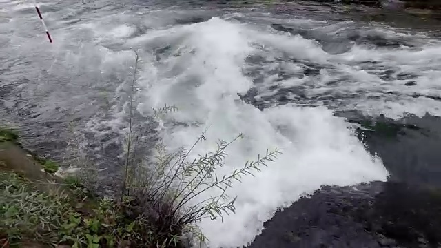 湍急的水流适合极限皮划艇，漂流和有趣的运动视频素材