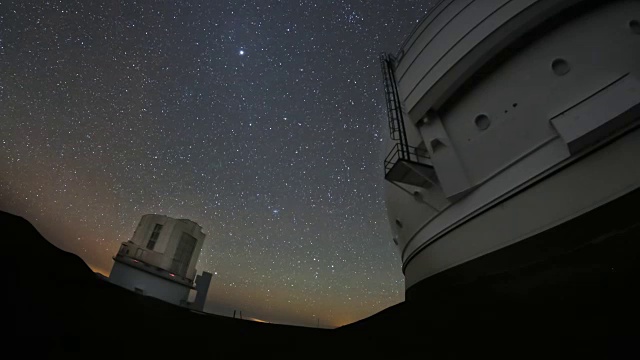 4K夜空双观测台探索视频素材