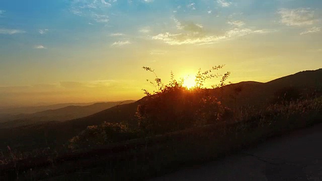 阿尔卑斯高山公路沿着瑞士的夕阳行驶视频素材