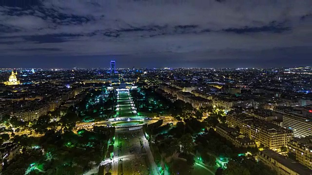 在埃菲尔铁塔顶端拍摄的巴黎城和火星场的空中夜景视频素材