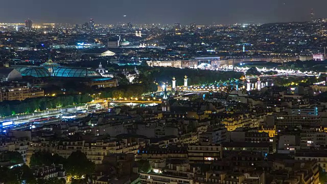 埃菲尔铁塔上拍摄的巴黎和塞纳河的空中夜景视频素材