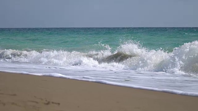 空旷的海滩上波涛汹涌视频素材