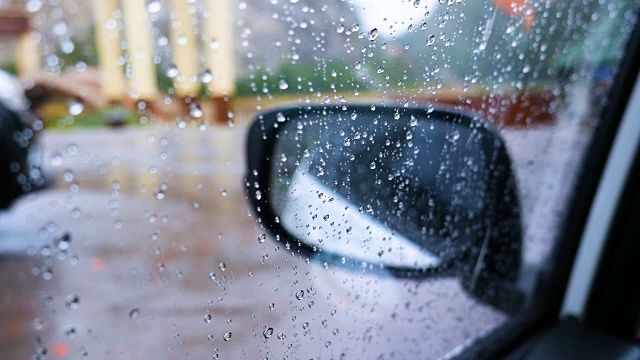 雨点落在汽车玻璃窗上视频素材