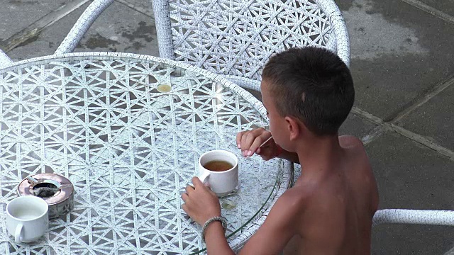 快乐的学生在游泳池边喝着健康的茶视频素材