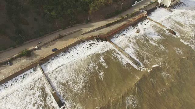 天线:海岸上的大浪视频素材