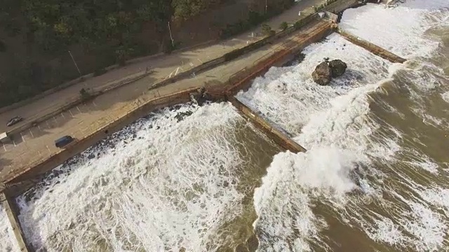 天线:海岸上的大浪视频素材