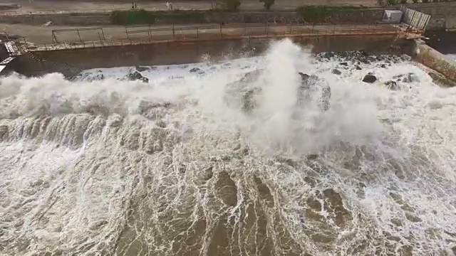 天线:海岸上的大浪视频素材