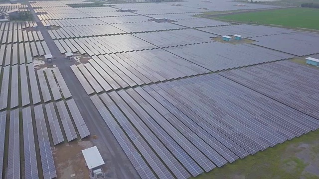 太阳能电池农场鸟瞰图视频素材