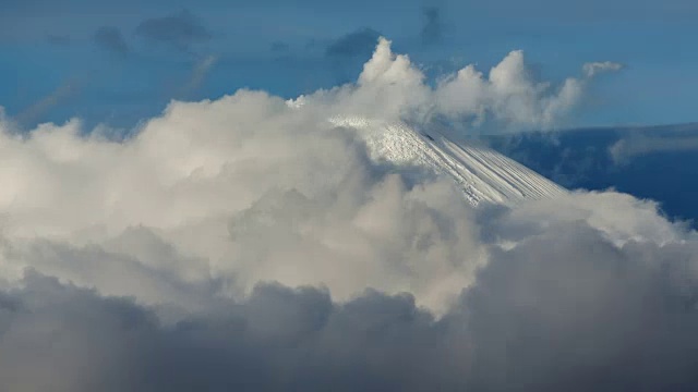 堪察加半岛阿瓦查活火山锥，火山喷气口活动视频素材