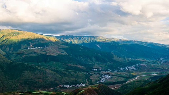 美丽宁静的山谷之间的山脉在黄昏，时间流逝视频视频素材