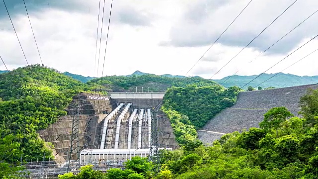 时间推移拍摄的大坝与热带森林和山与雨和风暴云的背景视频素材