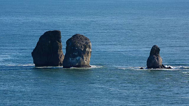 堪察加半岛的海景:阿瓦钦斯卡亚湾(太平洋)的三兄弟岩视频素材