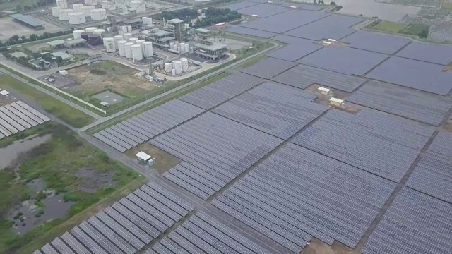 太阳能电池农场鸟瞰图视频素材